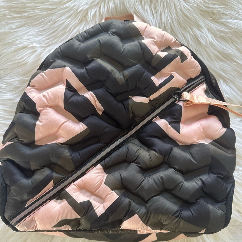 Go Dot Dash camo pink Round Puffy Bag